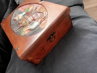 Caja de madera antigua pintada a mano