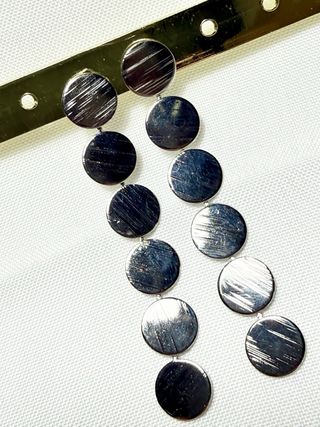 Pendientes largos de círculos plateados