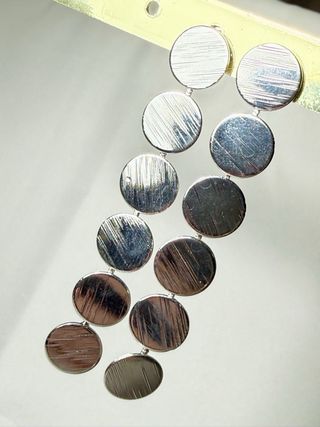 Pendientes largos de círculos plateados