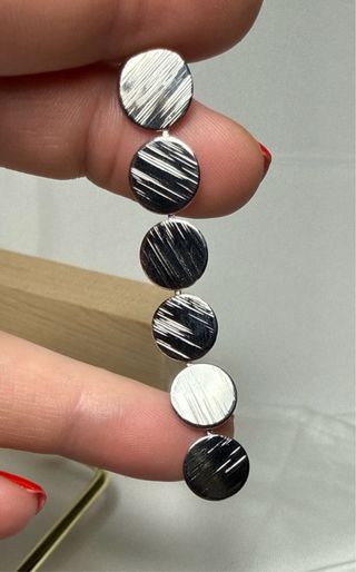 Pendientes largos de círculos plateados