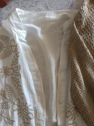 Rebeca beige y camisa blanca bordada M