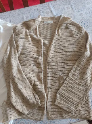 Rebeca beige y camisa blanca bordada M