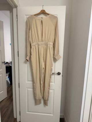 Mono beige de manga larga