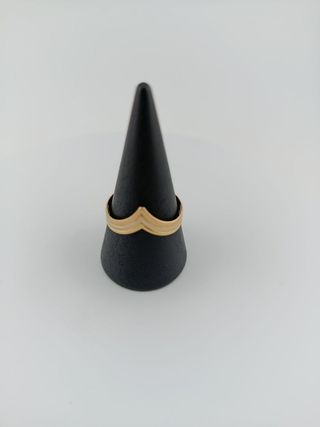 Anillo dorado con diseño en V