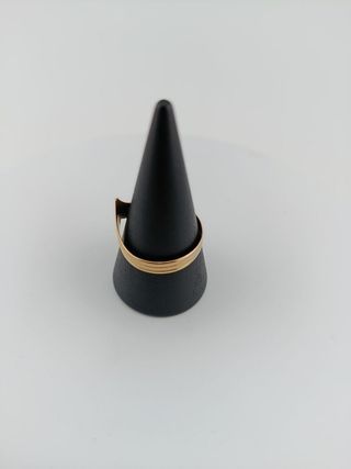 Anillo dorado con diseño en V