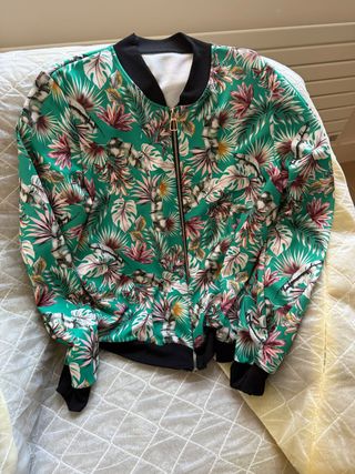 Chaqueta bomber verde estampado tropical