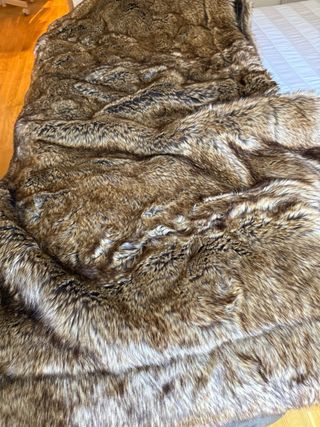 Manta de pelo suave marrón y beige