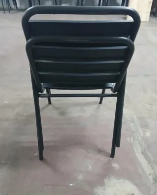 Sillas apilables de metal negro