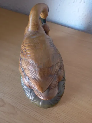 Figura de patos pintada a mano
