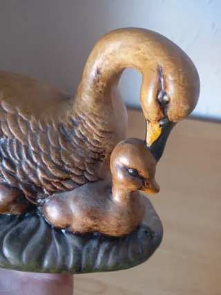Figura de patos pintada a mano