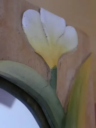 Specchio con cornice indonesiana