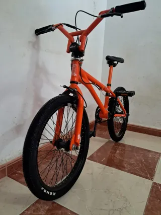 GT bikes Bmx 20" naranja muy ligera y poco uso