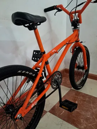 GT bikes Bmx 20" naranja muy ligera y poco uso
