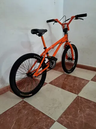 GT bikes Bmx 20" naranja muy ligera y poco uso