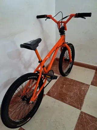 GT bikes Bmx 20" naranja muy ligera y poco uso