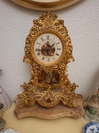 Reloj de sobremesa dorado antiguo