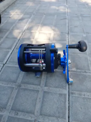 Carrete de pesca azul, currican