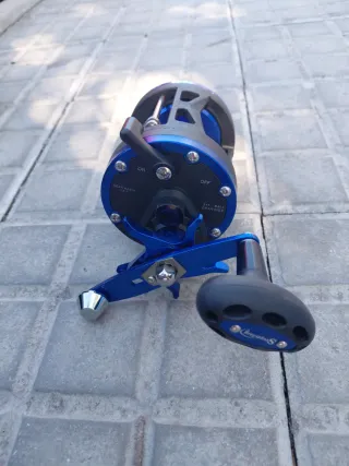 Carrete de pesca azul, currican