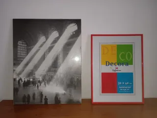 Lámpara USB con estante metal cuadros y planta