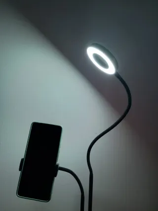 Lámpara USB con estante metal cuadros y planta