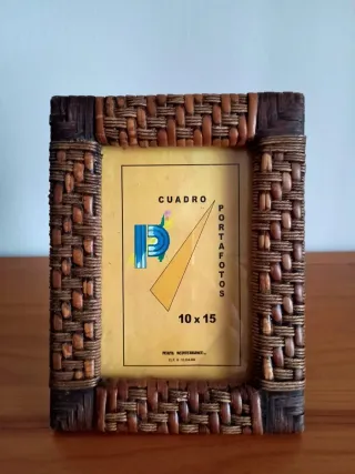 Lámpara USB con estante metal cuadros y planta