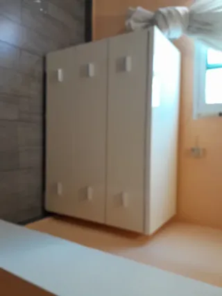 Cómoda blanca de madera