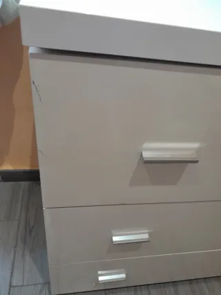 Cómoda blanca de madera