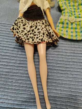 Barbie con gonna e camicetta bianca