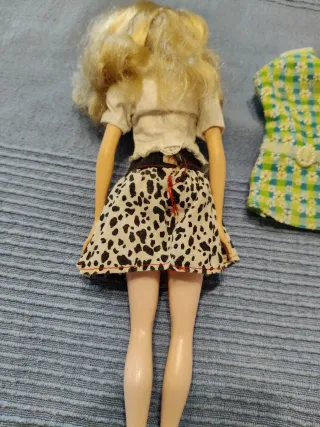 Barbie con gonna e camicetta bianca