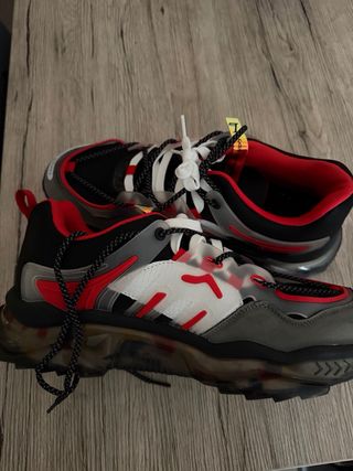 Deportivas Talla 45/5. Negras y rojas