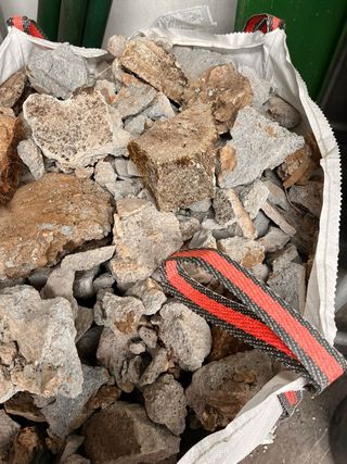 Se paga 100€ Escombros de cemento