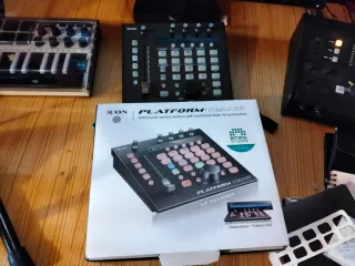 Icon Platform Nano Controladora MIDI/Audio