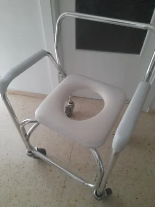 Silla adaptada para baño