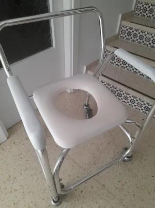 Silla adaptada para baño