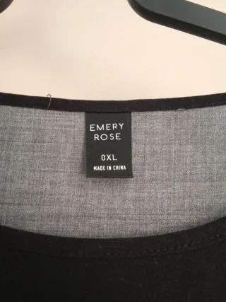 Vestido negro con estampado floral blanco