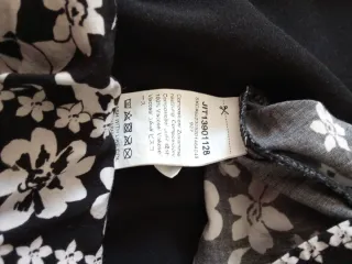 Vestido negro con estampado floral blanco