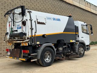 Barredora Schmitz, sobre camión Mercedes