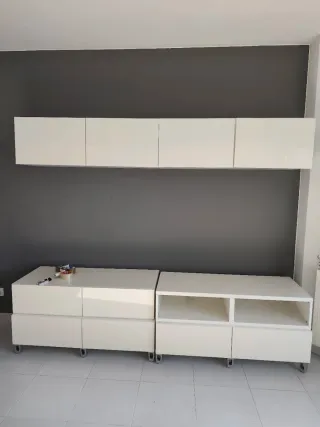 Mueble de salón blanco y gris