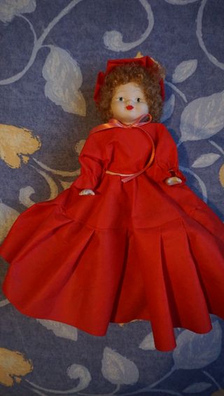 Muñeca porcelana 25cm vestido rojo