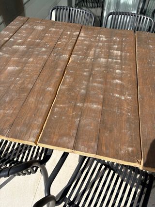 Mesa de madera y hierro