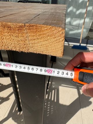 Mesa de madera y hierro