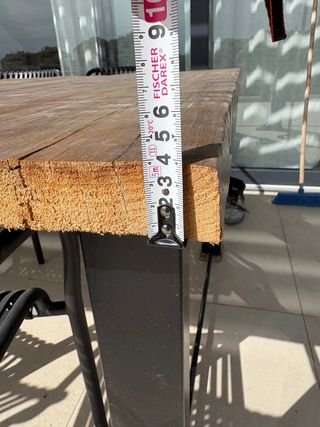 Mesa de madera y hierro