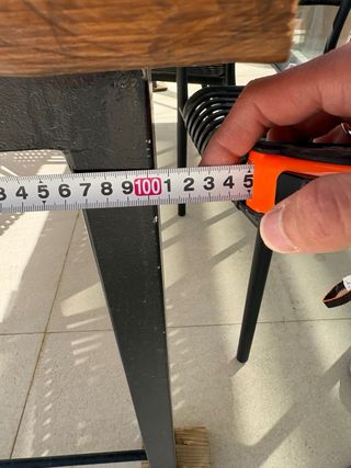 Mesa de madera y hierro