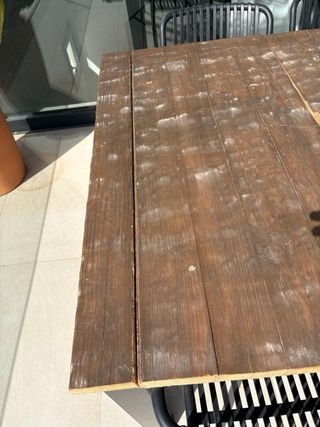 Mesa de madera y hierro