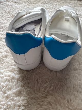 Scarpe uomo bianche con dettagli blu