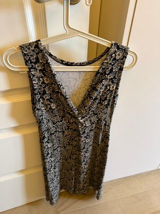 Camiseta floral cuello pico