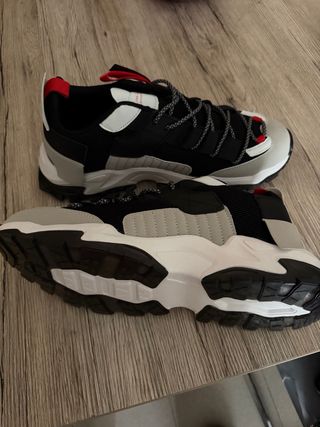 Zapatillas deportivas negras y grises