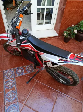 Moto Eléctrica Infanti , batería ida de no cojerla