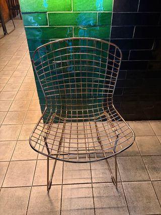 Silla estilo Bertoia dorada rosada