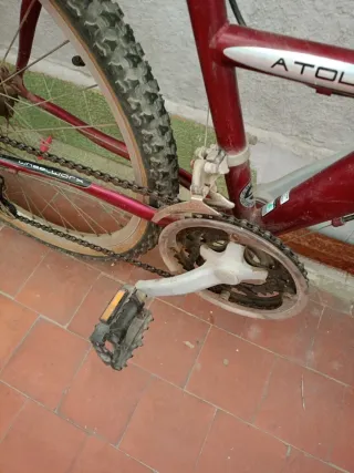 Bicicleta de montaña roja